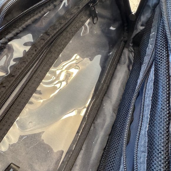 Fossil Travel Toiletry Bag in black stylish practical accessory perfect for men - Picture 8 of 13